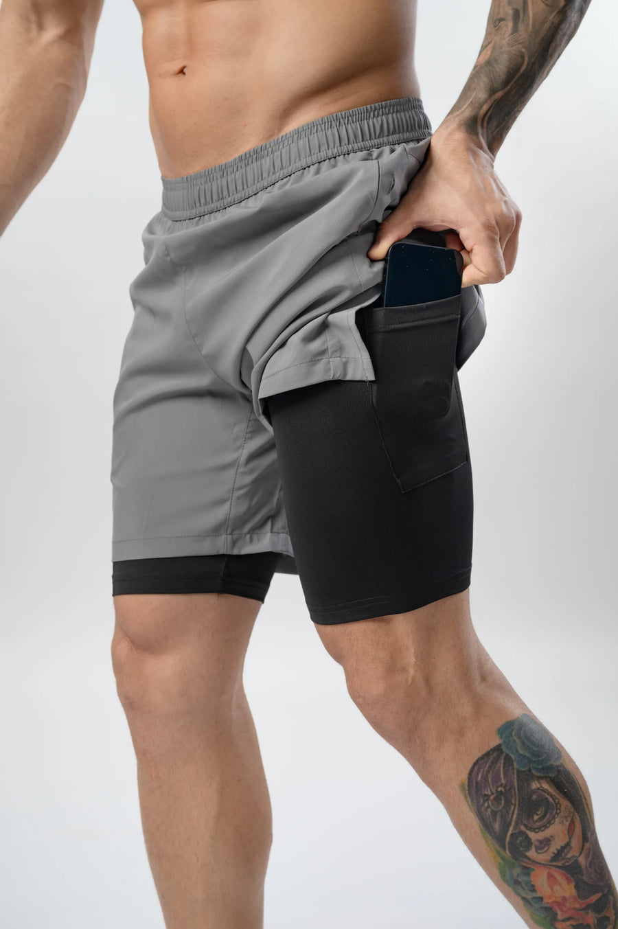 Intense Compression Shorts in grey, close-up of the black inner liner with a phone in the thigh pocket